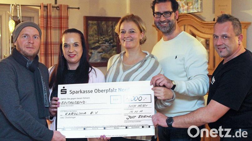 Der komplette Erlös der 4.0-Freundes-Party von „just friends“, insgesamt 1.000 Euro, geht an an den Verein „Karolina". Darüber freuen sich (von links) Stefan Ott, Stefanie Sperrer, Tina Kiener, Ralf Kiener und Marcus Fritsch. Bild: lst
