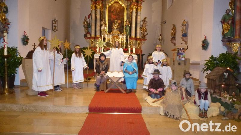 Die Kinder erzählen die Weihnachtsbotschaft in einem Krippenspiel nach. Bild: bk