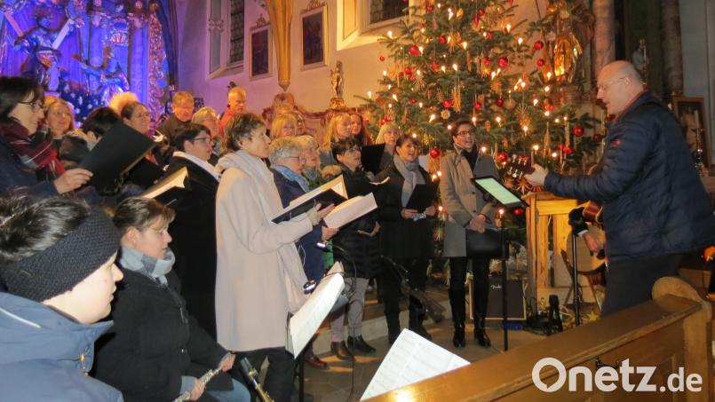 Der Chor "Contigo" unter Leitung von Jürgen Zach begeisterte in der voll besetzten Pfarrkirche St. Andreas mit internationalen Advents- und Weihnachtsliedern. Bild: kö