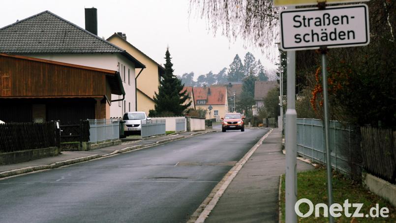 Mit geschätzten 200.000 Euro soll die Oberdecke der Häringloher Straße in Poppenricht erneuert werden. Bild: gf