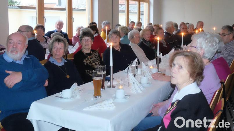 Die vorweihnachtliche Feier des Seniorenkreises Stulln mit einem besinnlichen und geselligen Teil war gut besucht. Bild: ohr