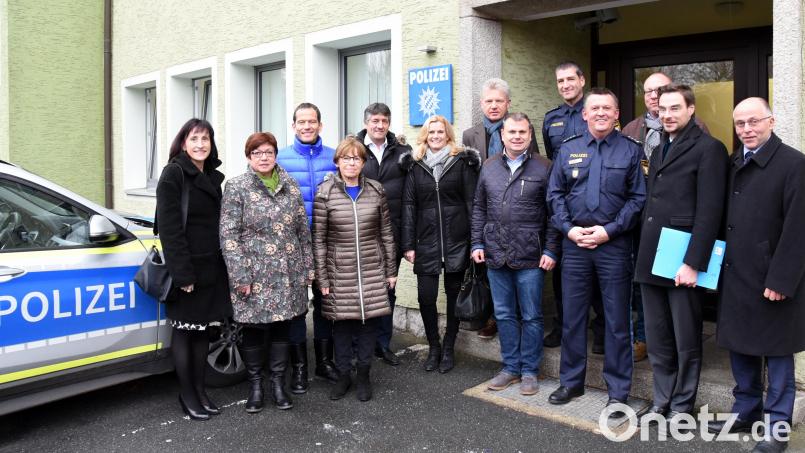 Als Zeichen der Wertschätzung sieht CSU-Kreistagsfraktionschef Stephan Oetzinger (Zweiter von rechts) den jährlichen Besuch bei der Neustädter Polizeiinspektion. Dienststellenleiter Hermann Weiß (vorne, Dritter von rechts) lobt die gute Unterstützung durch die Politik. Bild: exb