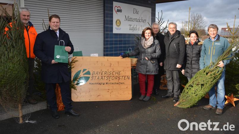 Eine vorweihnachtliche Bescherung gibt es für die Tafelbezieher in der Mitterteicher Tafel. Der Forstbetrieb Waldsassen verteilt kostenlos 55 frisch geschlagene Christbäume. Mit dabei sind (von links) Forstwirtschaftsmeister Siegfried Schwarzbauer, zweiter Bürgermeister Stefan Grillmeier, Nicole Fürst, Karl Haberkorn, Bürgermeister Roland Grillmeier sowie Doris und Gerhard Schneider. Bild: jr