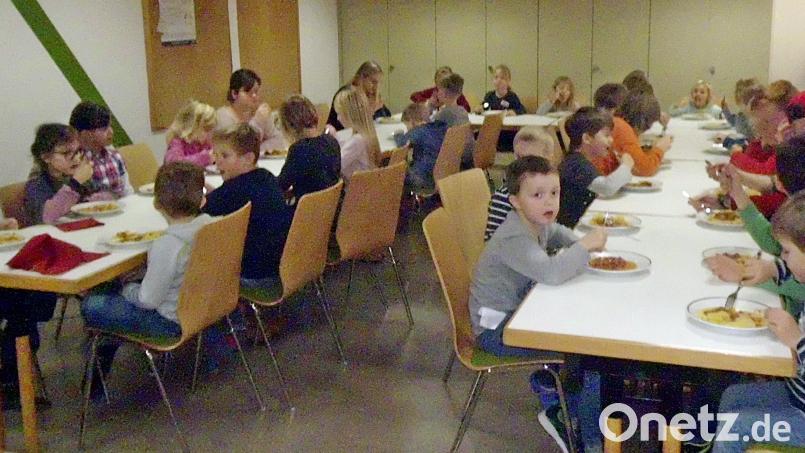 Hunger haben alle Kinder nach den zahlreichen Aktivitäten, die das Warten auf die Bescherung verkürzen sollen. Bild: zer