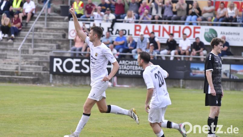 Der Gebenbacher Alexander Moratz ist ratlos: Vor einem Jahr gewann die SpVgg Bayern Hof bei der DJK mit 7:1. Vor dem Spiel am Freitag in Gebenbach sind die Vorzeichen ganz andere. Bild: Hubert Ziegler
