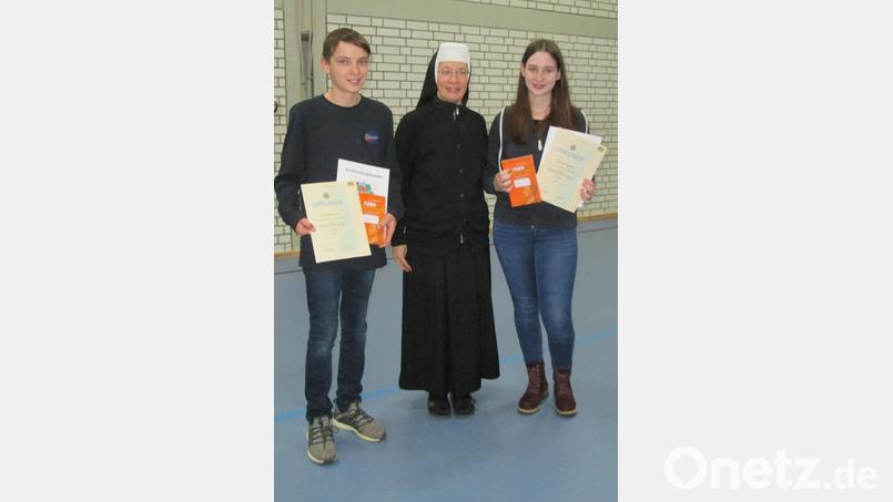 Korbinian Brunner, Sr. Lioba Endres und Theresa Wopperer bei der Preisverleihung. Bild: wku
