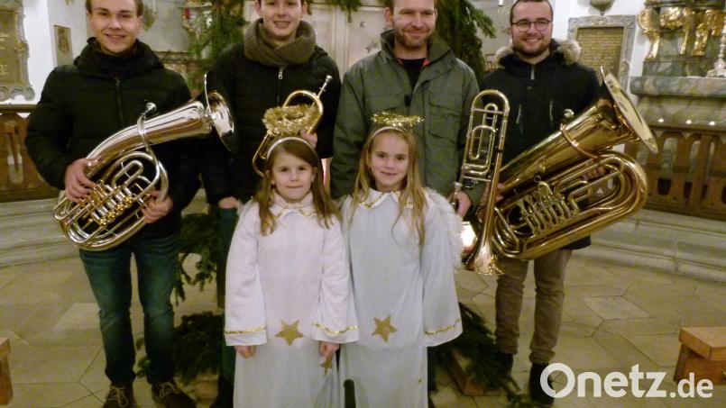 Ein Bläserensemble gestaltet die Waldweihnacht an der Maria-Hilf-Bergkirche musikalisch und zwei Engel überbringen himmlische Grüße. Bild: rn