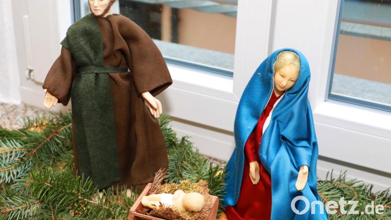 Auf Fensterbänken, in Nischen und Tischen haben die Museumsmitarbeiter liebevoll die Krippen trapiert. Wie auf dem Bild ein Arrangement aus Maria, Josef und Jesukind, gefertigt aus Wachs und Stoff. Bild: njn