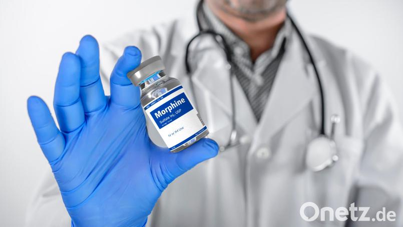 Vor dem Landgericht Amberg muss sich ein 42-jähriger Oberpfälzer verantworten, der an den Kliniken in Passau und Amberg das Schmerzmittel Morphin gestohlen und sich selbst gespritzt haben soll. Symbolbild: Giovanni Cancemi - stock.adobe.com