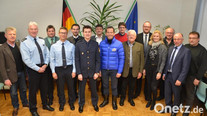 Zum letzten Mal war diesmal Erster Polizeihauptkommissar Wolfgang Franz von der Bundespolizei (Zweiter von links) dabei. Er stellte mit Polizeioberrat Gerhard Höfler (Vierter von links) den neuen Leiter vor. Ein neues Gesicht gibt es auch bei der Grenzpolizeiinspektion mit Gerhard Lutzenberger (Sechster von links). Bild: dob