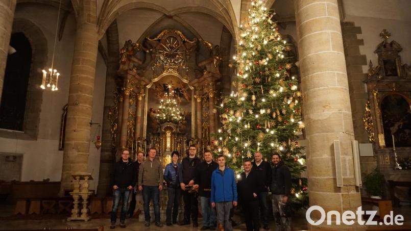 Stolz auf ihre geleistete Arbeit sind (von links) Andreas Gallei, Eugen Zeitler, Florian Frank, Regina Frank, Michael Denz, Markus Lehner, Lukas Häckl, Pfarrer Konrad Amschl, Klaus Scherer und Peter Ferner Bild: kaz