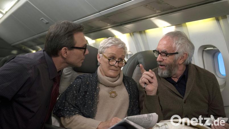 Glenn Close (Mitte) spielt die Frau des Nobelpreisträgers als Joan Castleman. Jonathan Pryce (rechts) mimt den Ehemann Joe Castleman. Bild: SquareOne Entertainment/dpa