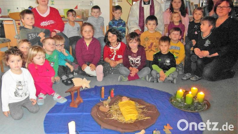 Pfarrer Heribert Stretz gestaltet mit den Kindern, dem Kindergartenpersonal und Leiterin Kerstin Dilling (rechts) eine Weihnachtsandacht. Bild: hl