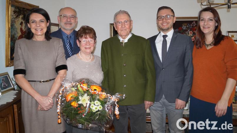 Josef Hoschopf freut sich an seinem 95. Geburtstag besonders über die Glückwünsche der Gemeinde. Er feiert mit (von links) Tochter Elisabeth, zweitem Bürgermeister Josef Robl, Gattin Ursula, Bürgermeister Ernst Lenk und Enkelin Julia. Bild: du