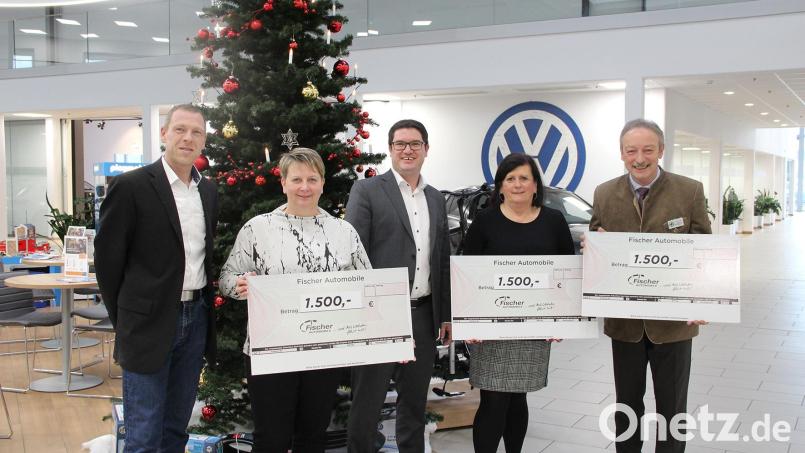 Betriebsleiter Roland Franz (links) und Geschäftsführer Thomas Fischer (Mitte) übergeben die Spenden an die Vertreter der drei Organisationen: Katrin Panek, Angelika Hiltl und Gernot Schötz (von links). Bild: Andreas Köllner, Fischer Automobile GmbH