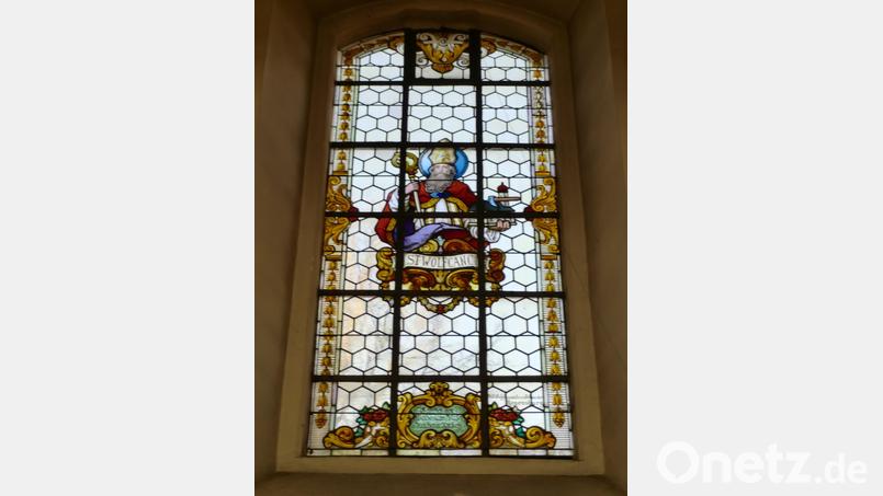 Eines der sechs 100-jährigen bunten Fenster im Langschiff der Schnaittenbacher Stadtpfarrkirche St. Vitus. Bild: sh