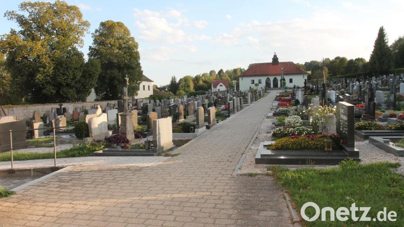 Für den Pleysteiner Friedhof (Bild) und den städtischen Teil des Friedhofs in Miesbrunn treten neue Gebühren in Kraft. Bild: Josef Pilfusek