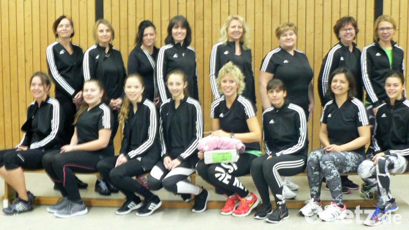 Erfolgreiche Spendenaktion: 400 Euro übergeben die Mitglieder der Abteilung Aerobic des Sportclubskurz vor Weihnachten an „Hilfe für Maja“. Bild: lep