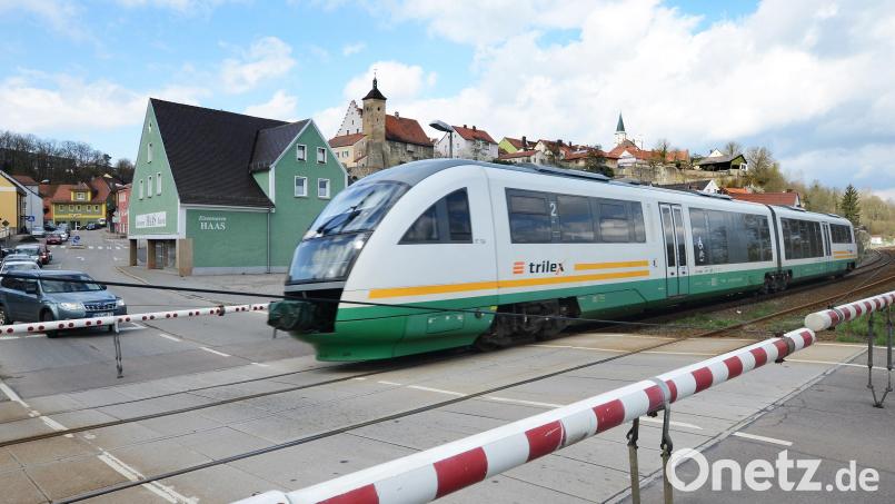 Der Dauerbrenner in der Nabburger Kommunalpolitik bleibt auch über 2018 hinaus aktuell: Das Thema Bahnübergang ist nach wie vor ungelöst. Bild: Petra Hartl