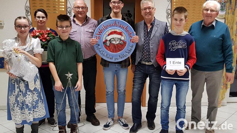 Niklas Schieder (Mitte) gewinnt beim Schützenverein „Hubertus“ Schirmitz die von Vorjahressieger Manfred Schottenhaml (Dritter von rechts) gestiftete Weihnachtsscheibe. Mit im Bild die besten Schützen auf die Glücksscheibe und weitere Preisträger. Bild: du