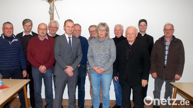 Daniel Bronold (Fünfter von links) aus Tännesberg ist neuer Geschäftsführer. Pfarrer Gerhard Schmidt (Dritter von links) und Kassier Franz Kaas (Mitte) informieren über die Arbeit der Caritas. Bild: fjo