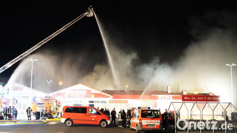 Ein Feuer hat den Rewe-Supermarkt in Wiesau komplett zerstört Bild: Sebastian Bötzl