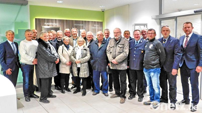 Die Vorstandsmitglied Peter Porsch (rechts) und Konrad Schäffler (links) übergeben insgesamt 10 000 Euro an Vereine und öffentliche Einrichtungen im Geschäftsbereich der Raiffeisenbank am Kulm. Bild: hai