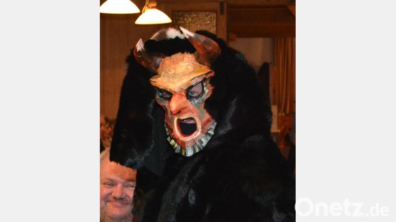 Perchten treiben am Samstag ihr Unwesen bei den "Nordoberpfälzer Musikfreunden". Bild: hcz