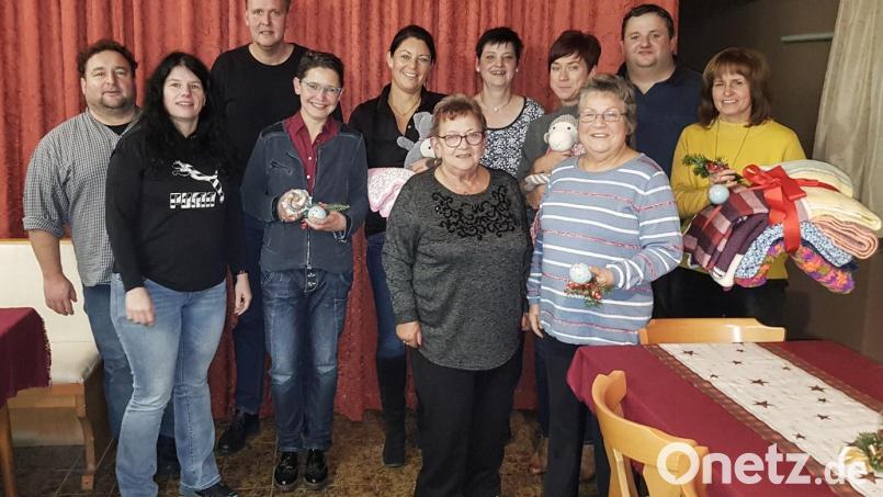 Bei der Adventsfeier der SPD-Frauen gab es Spenden für Organisationen, die sich um das Wohl von Kindern kümmern. Bild: exb
