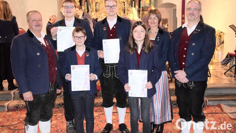 Von links: Vorstand Markus Mitschke, Raphael Junkes (Bronze -Trompete), Lukas Geitner (Bronze -Posaune), Christoph Reindl (Gold – Tenorhorn), Franziska Höllriegl (Bronze – Klarinette), Anja Paulus, Michael Schaefer. Bild: bö