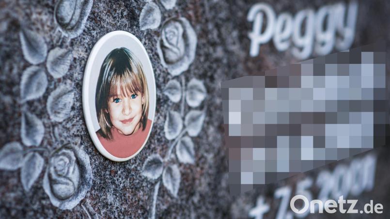 Ein Gedenkstein mit dem Porträt des Mädchens Peggy auf dem Friedhof in Nordhalben. Bild: 11.12.2018 14:22:26