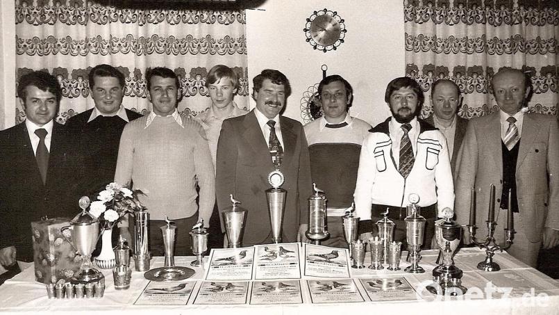 Die „Grenzlandflieger" stehen seit fünf Jahrzehnten für gediegene Zucht und ausgezeichnete Wettflugleistungen. Das Bild zeigt die Sieger der Vereinsmeisterschaft 1975: Reinhard Schmidt, Heinz Kunnert, Erwin Scherm, Ernst Barth, Franz Steiner, Gerhard Busch, Hubert Fick, Anton Barth und Otto Fischer (von links).s). Bild: hai