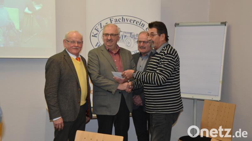 Auf Anregung von Josef Schärtl erhält Herbert Putzer die Spende von Kassier Peter Kramer (von links). Bild: sl