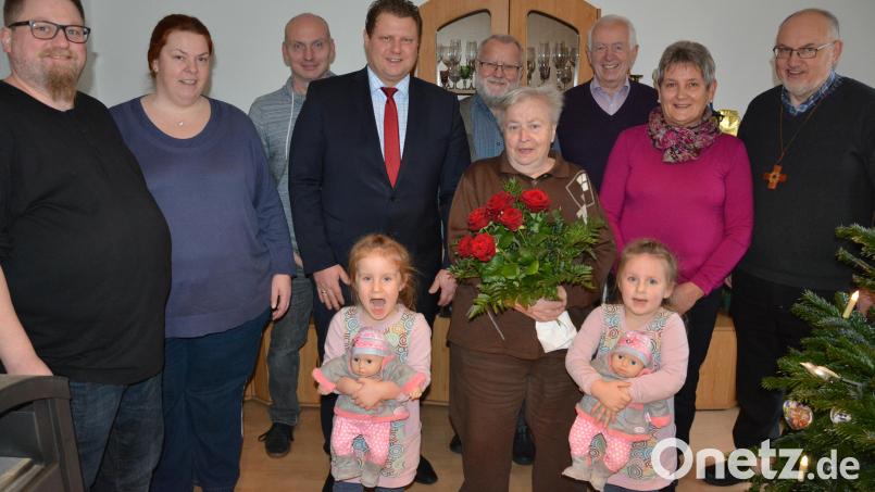 Über zahlreiche Gratulanten freute sich am Donnerstag Kristina Tretter. Im Bild (von links) Schwiegersohn Michael, Tochter Carmen, Sohn Gerwin, 2. Bürgermeister Stefan Grillmeier, Josef Fennerl, Jubilarin Kristina Tretter, Walter Siller, Maria Kraus, sowie Stadtpfarrer Anton Witt sowie vorne die Zwillings-Enkelkinder Hermine (links) und Josepha. Bild: jr