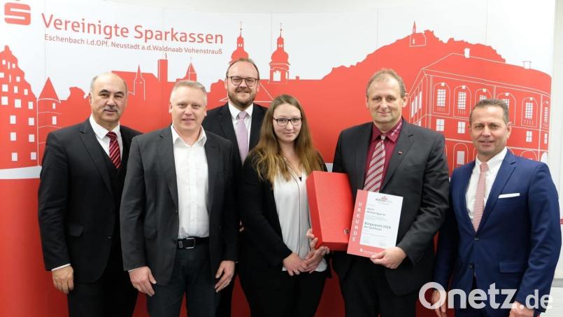 Michael Sporrer (Zweiter von rechts) wird für sein Engagement beim Verein "Hilfe für Anja" geehrt. Von links: Sparkassen-Vorstandsvorsitzender Josef Pflaum (von rechts), Bürgermeister Jürgen Kürzinger, Landrat Andreas Meier, Tochter Tanja Sporrer und Vorstand Gerhard Hösl. Bild: jma