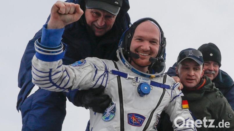 Astronaut Alexander Gerst ballt die Faust nach der Landung aus der Sojus-Raumkapsel in der Nähe der Stadt Scheskasgan. Bild:  Shamil Zhumatov/dpa