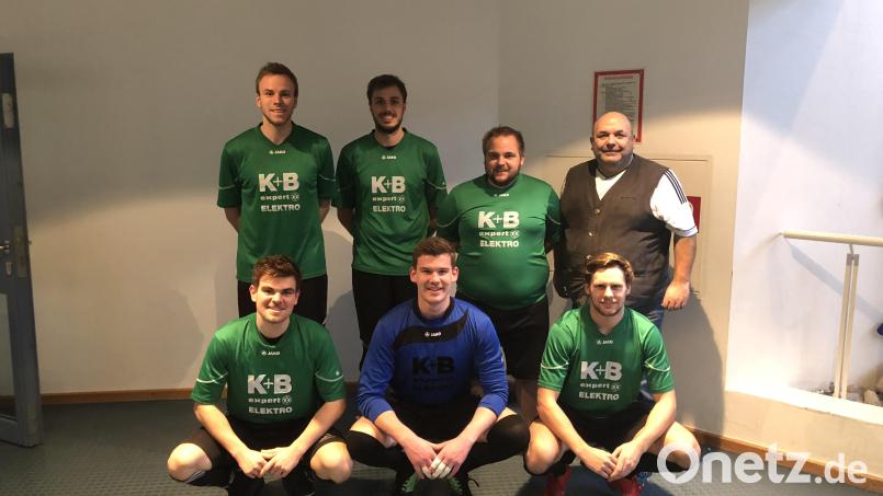 Beim Schiedsrichter-Futsalturnier in Neumarkt überraschten die Amberger Referees mit Platz eins. Stehend von links: Julian Roidl (DJK Ensdorf), Thomas Ehrnsperger (1.FC Rieden), Thomas Hüttner (1.FC Schlicht) und Obmann Thomas Gebele. Kniend von links: Jonas Kohn (SC Germania Amberg), Felix Hahn und Philipp Götz (beide TSV Theuern). Bild: gel