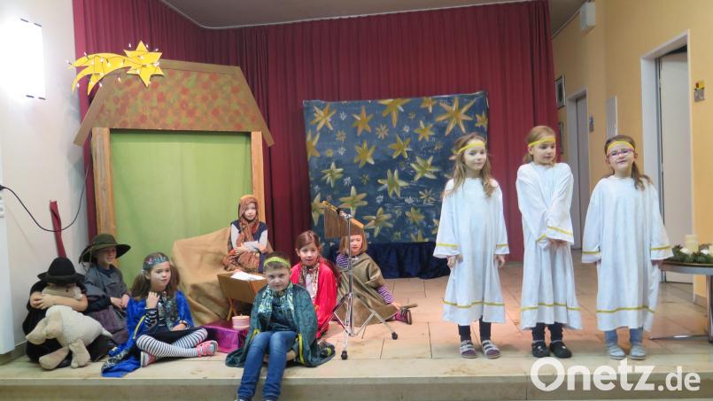 Die biblische Geschichte von der Herbergssuche bis zur Geburt des Jesuskindes im Stall von Bethlehem stellen die Buben und Mädchen von der Schulspielgruppe szenisch dar. Bild: jzk