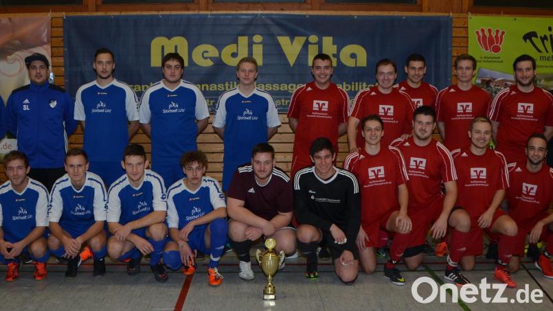 Die Fußballer der SpVgg Vohenstrauß (rote Trikots) gewannen den Grenzlandcup 2018. Der Gastgeber des SV Altenstadt/Voh. (blaue Trikots) schaffte zum fünften Mal in Folge den Sprung ins Finale. Bild: dob
