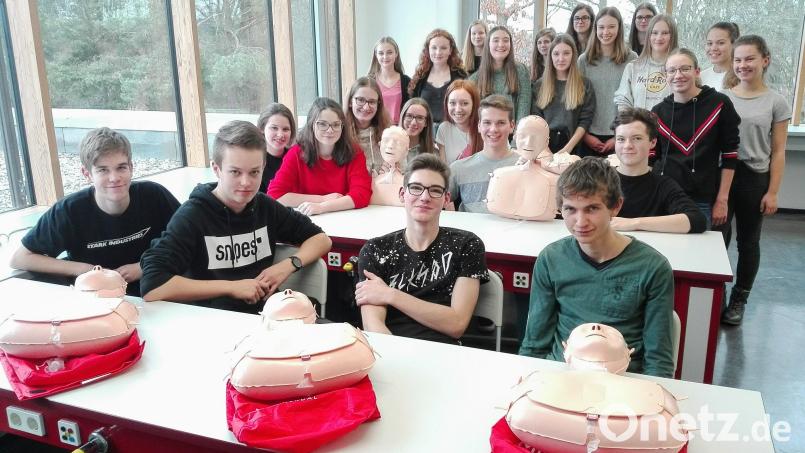 Die Schüler der Klasse 10b üben an den Mini-Anne-Puppen die Herz-Druck-Massage . Bild: exb