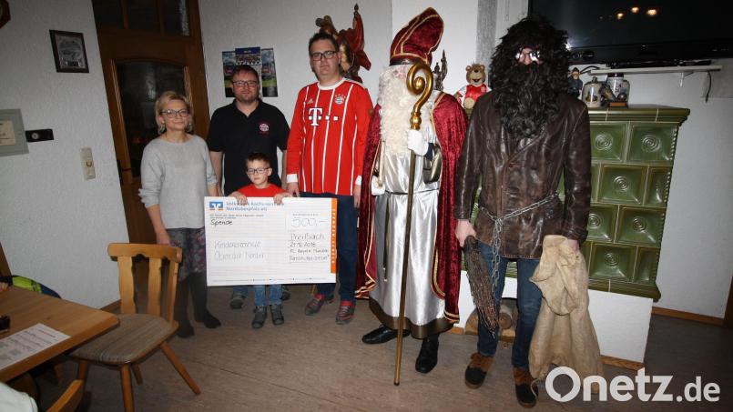 Ein Dankeschön von "Kinderkrebshilfe"-Vorstandsmitglied Waltraud Wagner (links) und ein Lob von Nikolaus und Krampus empfing der Preißacher FC-Bayern-Fanclub "Red October" (Dritter von links: Vorsitzender Stefan Hader) für seine 500-Euro-Spende. Bild: bjp Bild: bjp