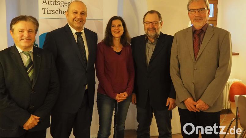 Justizverwaltungsinspektor Franz Fichtner wurde in den Ruhestand verabschiedet. Unser Bild zeigt von links Personalrat Konrad Schedl, Geschäftsführer Reinhard Dotzauer, Birgit Vogel (Nachfolgerin von Franz Fichtner), Franz Fichtner und den Direktor des Amtsgerichts, Thomas Weiß. Bild: kro