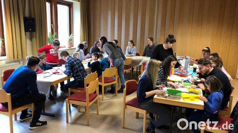 Die Flossenbürger Kinder warten gemeinsam auf das Christkind. Bild: cro