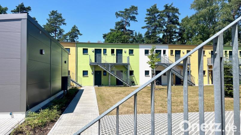 Im Ursula-Barrois-Haus, der Wohnungslosenunterkunft der Stadt Weiden in der Schustermooslohe, leben derzeit 27 Menschen. In der Regel teilen sich die Bewohner zu zweit ein Zimmer. Zwei aktuelle und ein gerade ausgezogener Bewohner erzählen, vor welche Herausforderungen sie die Wohnungslosigkeit stellt. Archivbild: Gabi Schönberger