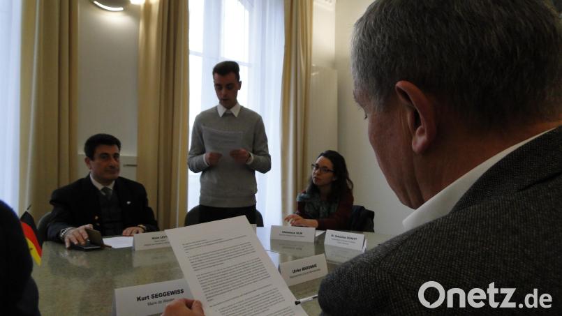 Philipp Franz (Zweiter von links), arbeitet gerade ein Jahr in Issy. Der Delegation berichtet er von seinen Erfahrungen. Weidens Oberbürgermeister Kurt Seggewiß, Clémence Ulm und Alain Levy (von rechts) hören zu. Bild: esa