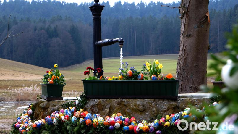In Sinnleithen stand im Jahr 2018 einer der vielen sehenswerten und liebevoll dekorierten Osterbrunnen der Region. Bild: Tatjana Sichelstiel