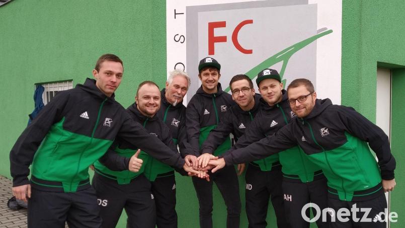 Für die Fußballabteilung des FC Weiden-Ost ziehen sie an einem Strang: (von links) Fabian Frey, Denis Strohbach, Vorsitzender Franz Bäumler, Florian Gillitzer, Marc Diener, Andreas Heller und Martin Oppitz. Nicht auf dem Bild ist Dominik Forster. Bild: exb/Lukas Stark