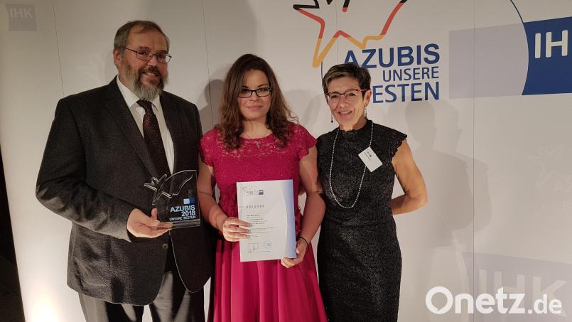 Stolze Familie: Anna-Maria Münch (Mitte) hält die Urkunde, Vater Martin Münch (mit Preis) und Tante Lisa Nerlich gratulieren. Bild: exb