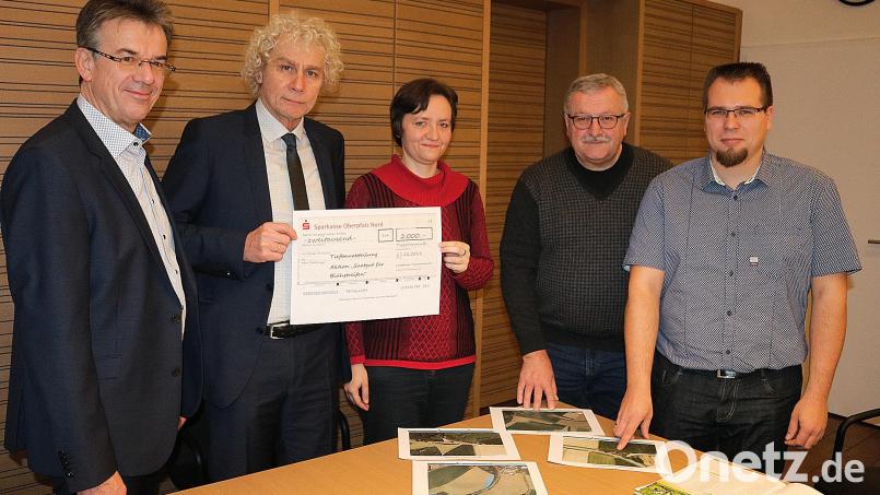 Insgesamt 2000 Euro haben die Mitarbeiter des Landratsamt gesammelt. Von links: Pressesprecher Walter Brucker, Landrat Wolfgang Lippert, Kreisfachberaterin Manuela Pappenberger, Heribert Hasenfürter und Martin Weiß von der Tiefbauverwaltung. Bild: Landratsamt Tirschenreuth/exb