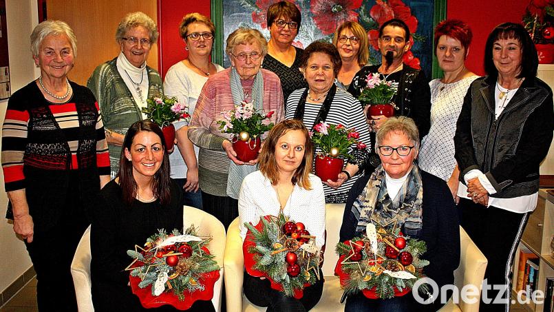 Hilde Zebisch (links) und Silvia Zeitler (5. von links, stehend) ehren langjährige und ausgeschiedene Mitarbeiter des AWO-Seniorenheims Franz Zebisch und ehrenamtliche Kräfte. Bild: R. Kreuzer